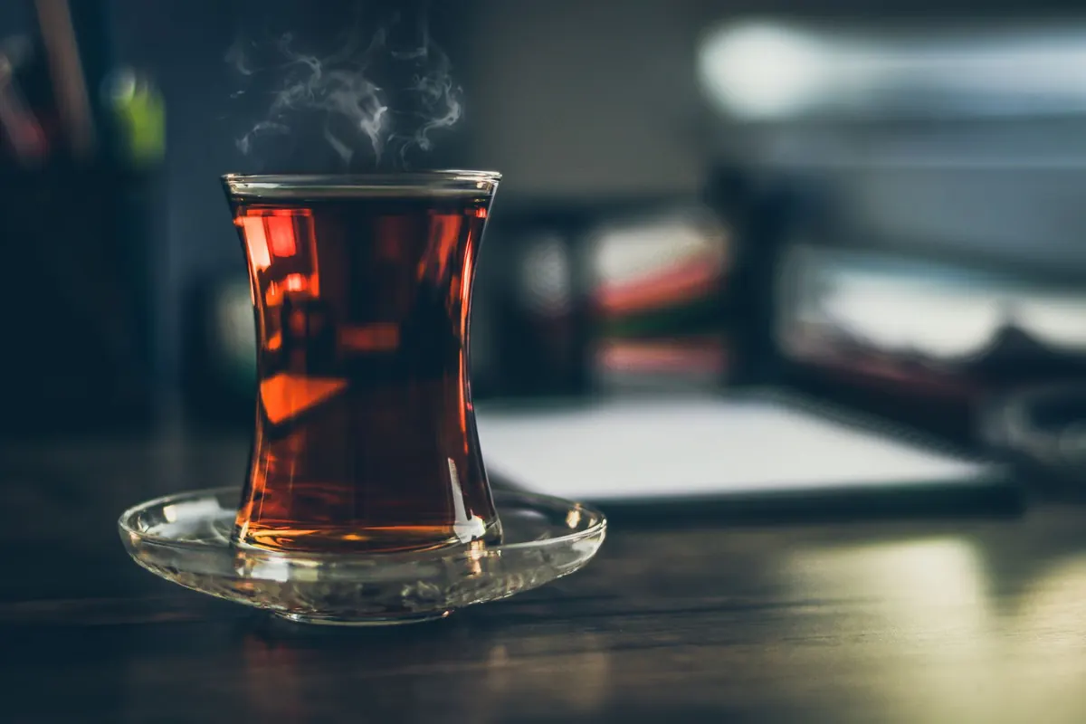 Teacup Review: How Cup Shape Changes Aroma and Heat in Black Tea